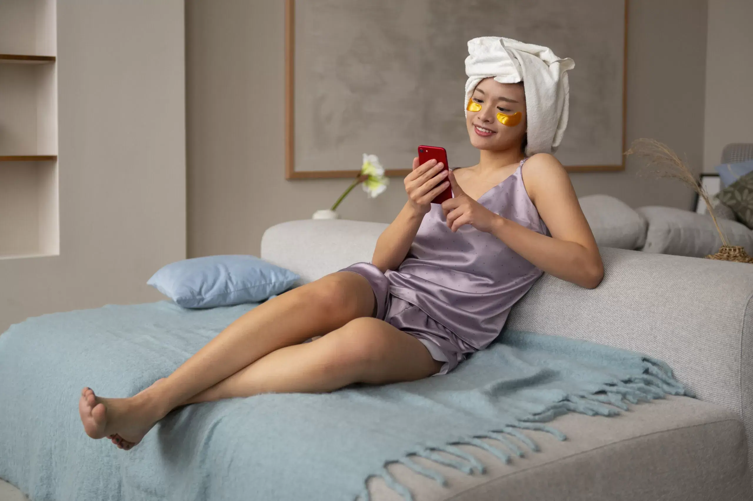 full-shot-woman-using-eye-patches